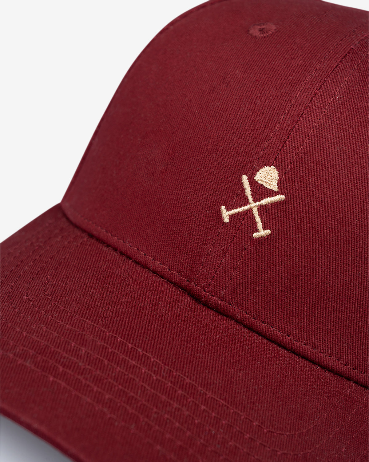 Detalle del bordado camel del casco y los mazos en la gorra ICON COLOR burdeos de Harper & Neyer
