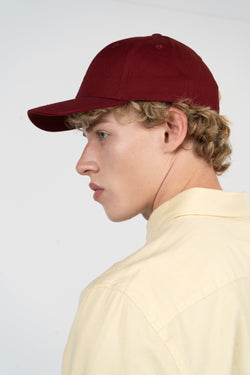 Gorra ICON COLOR burdeos de Harper & Neyer con camisa amarillo suave, perfil con modelo