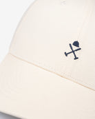 Detalle del bordado azul marino del casco y los mazos en la gorra ICON COLOR crudo de Harper & Neyer