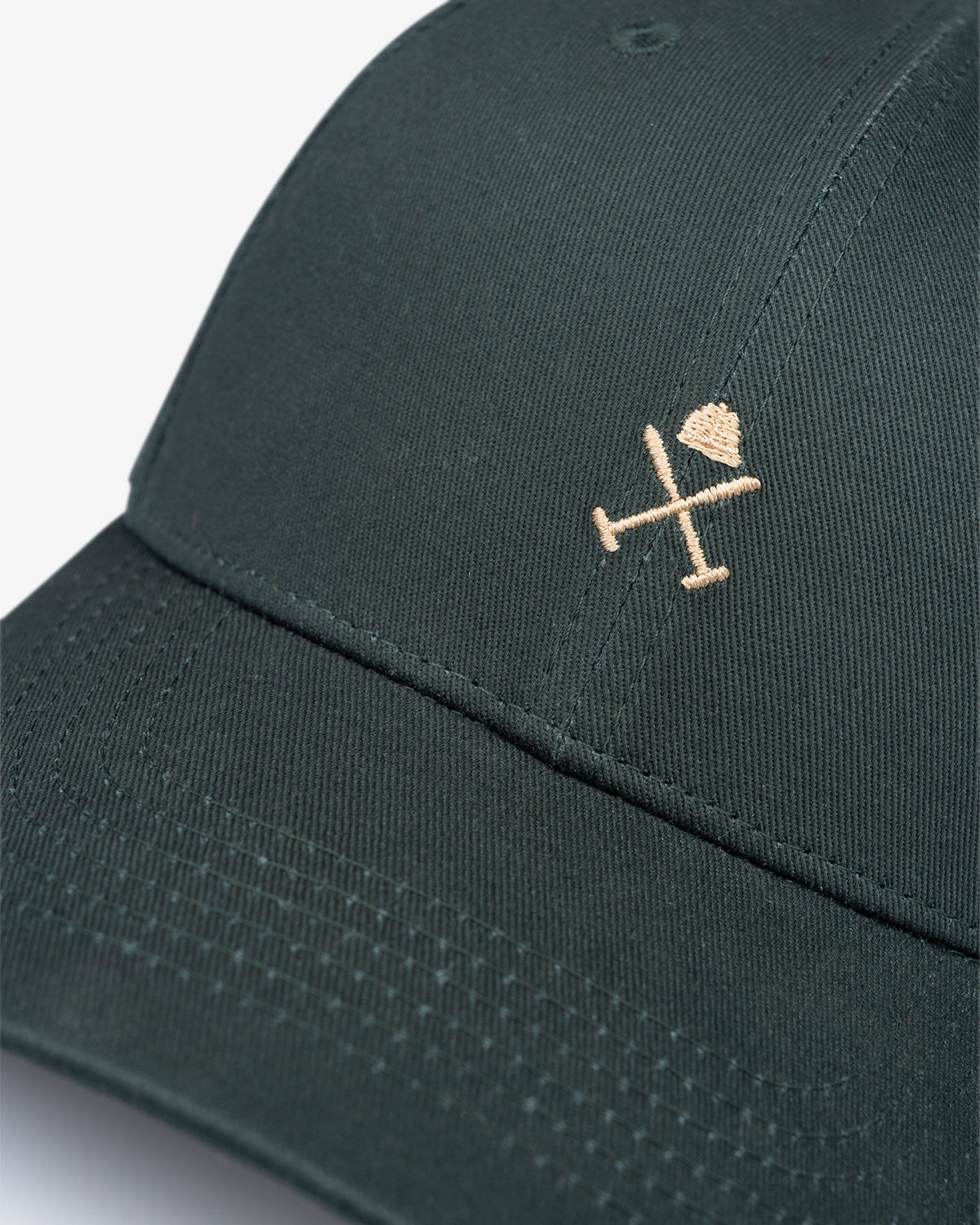 Detalle del bordado camel del casco y los mazos en la gorra ICON COLOR verde botella de Harper & Neyer
