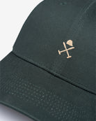 Detalle del bordado camel del casco y los mazos en la gorra ICON COLOR verde botella de Harper & Neyer