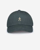Gorra ICON COLOR de Harper & Neyer en verde botella, vista frontal con bordado del casco y los mazos en camel