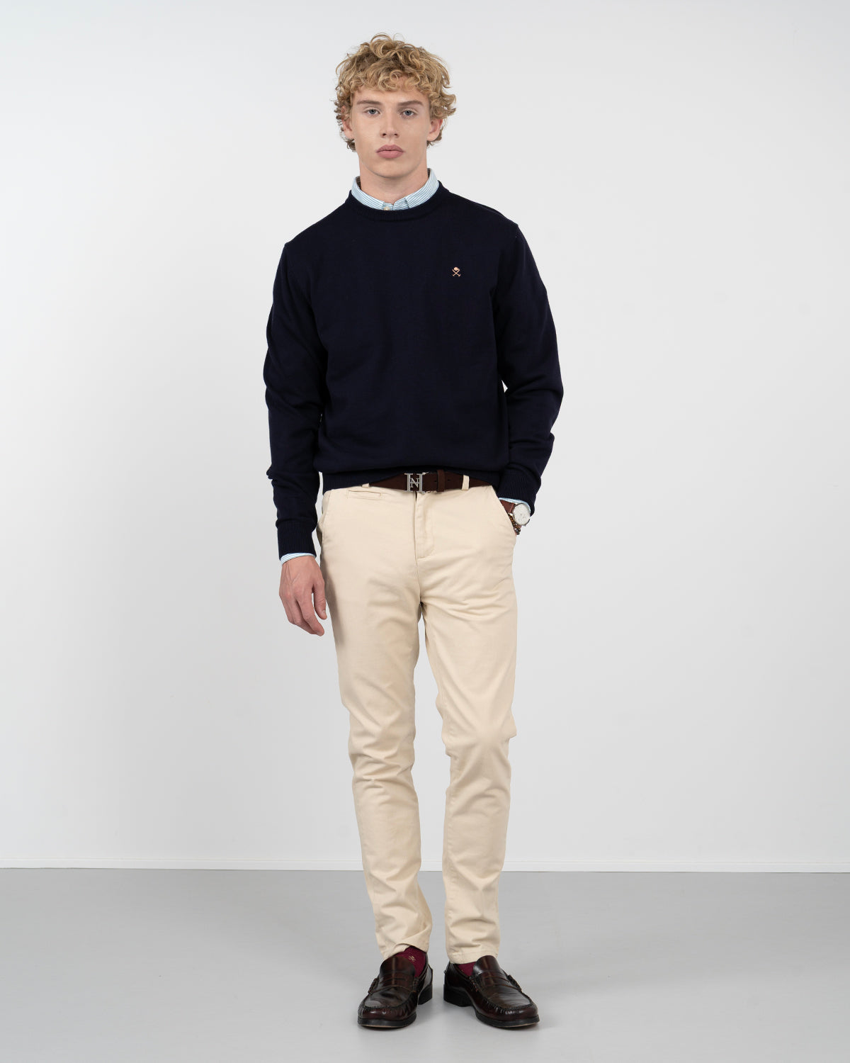 Jersey ICON de Harper & Neyer en azul marino, vista frontal completa con chino crudo y mocasines