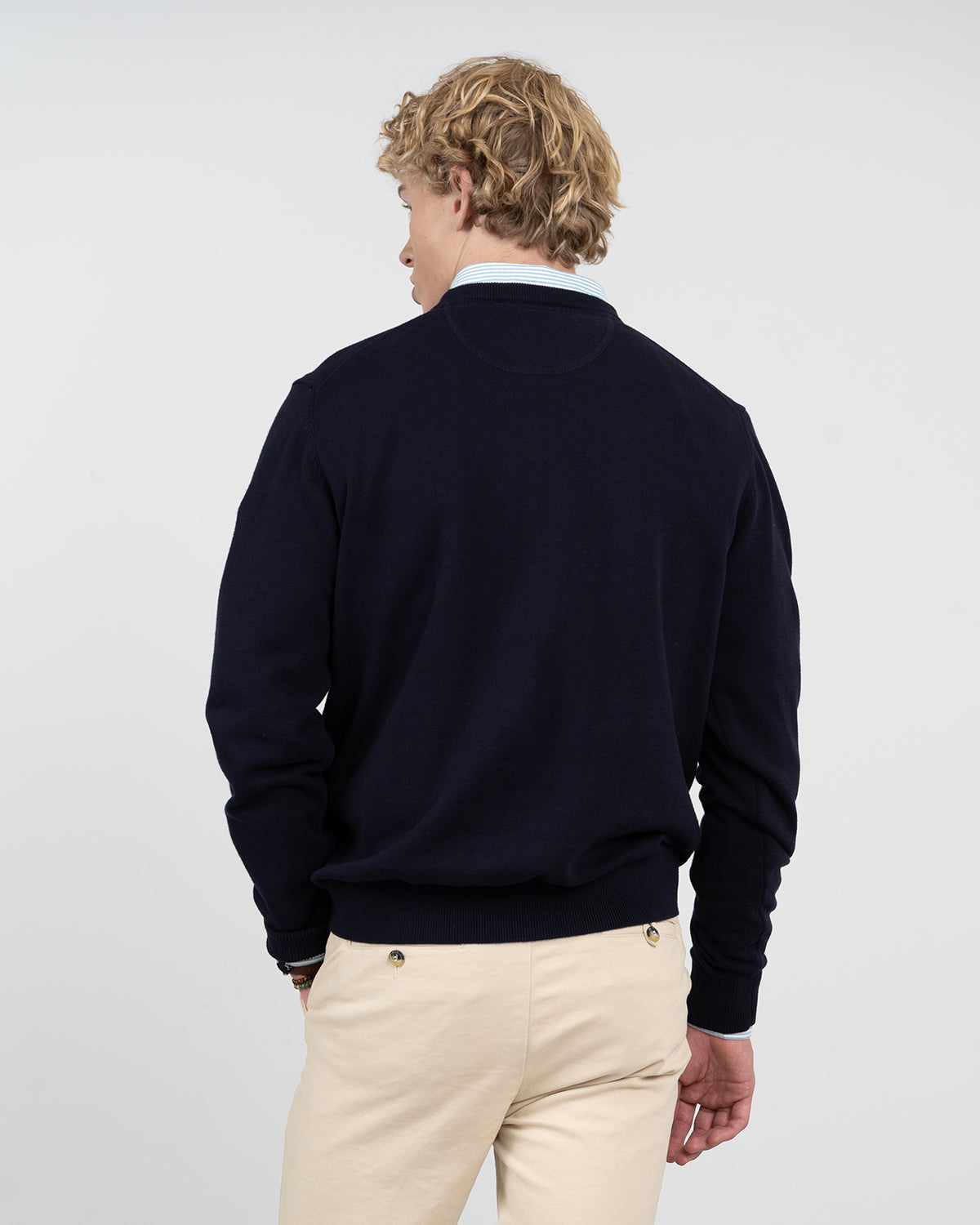 Jersey ICON en algodón azul marino de Harper & Neyer, vista trasera con camisa oxford asomando en el cuello