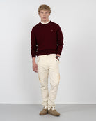 Jersey ICON de Harper & Neyer en burdeos, vista frontal completa con cargo crudo y sneakers