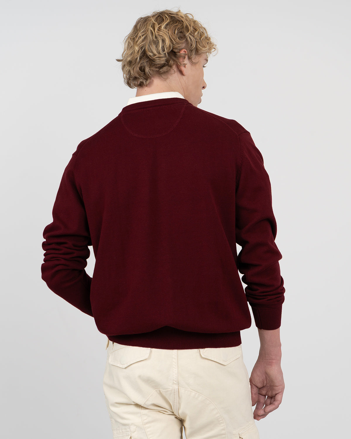 Jersey ICON en algodón burdeos de Harper & Neyer, vista trasera con camisa blanca asomando en el cuello