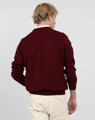 Jersey ICON en algodón burdeos de Harper & Neyer, vista trasera con camisa blanca asomando en el cuello