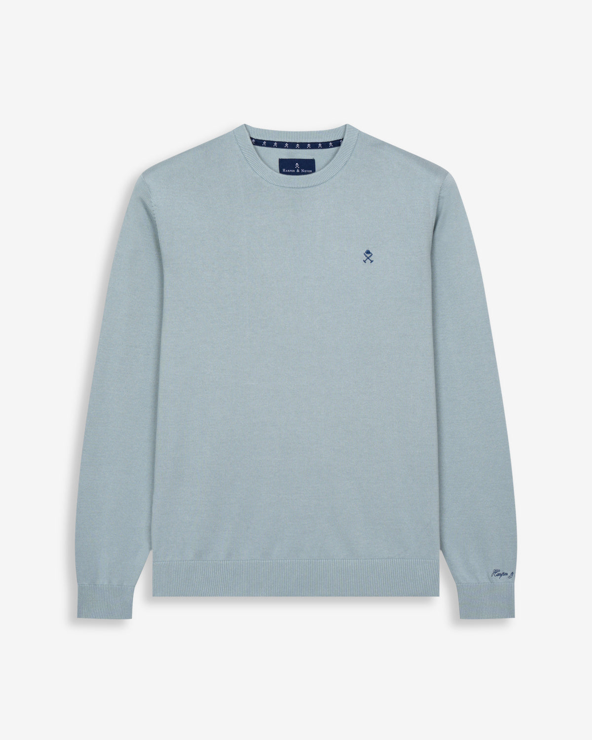 Jersey ICON COLORS de Harper & Neyer en algodón azul cielo, bodegón frontal con bordado azul marino en el pecho