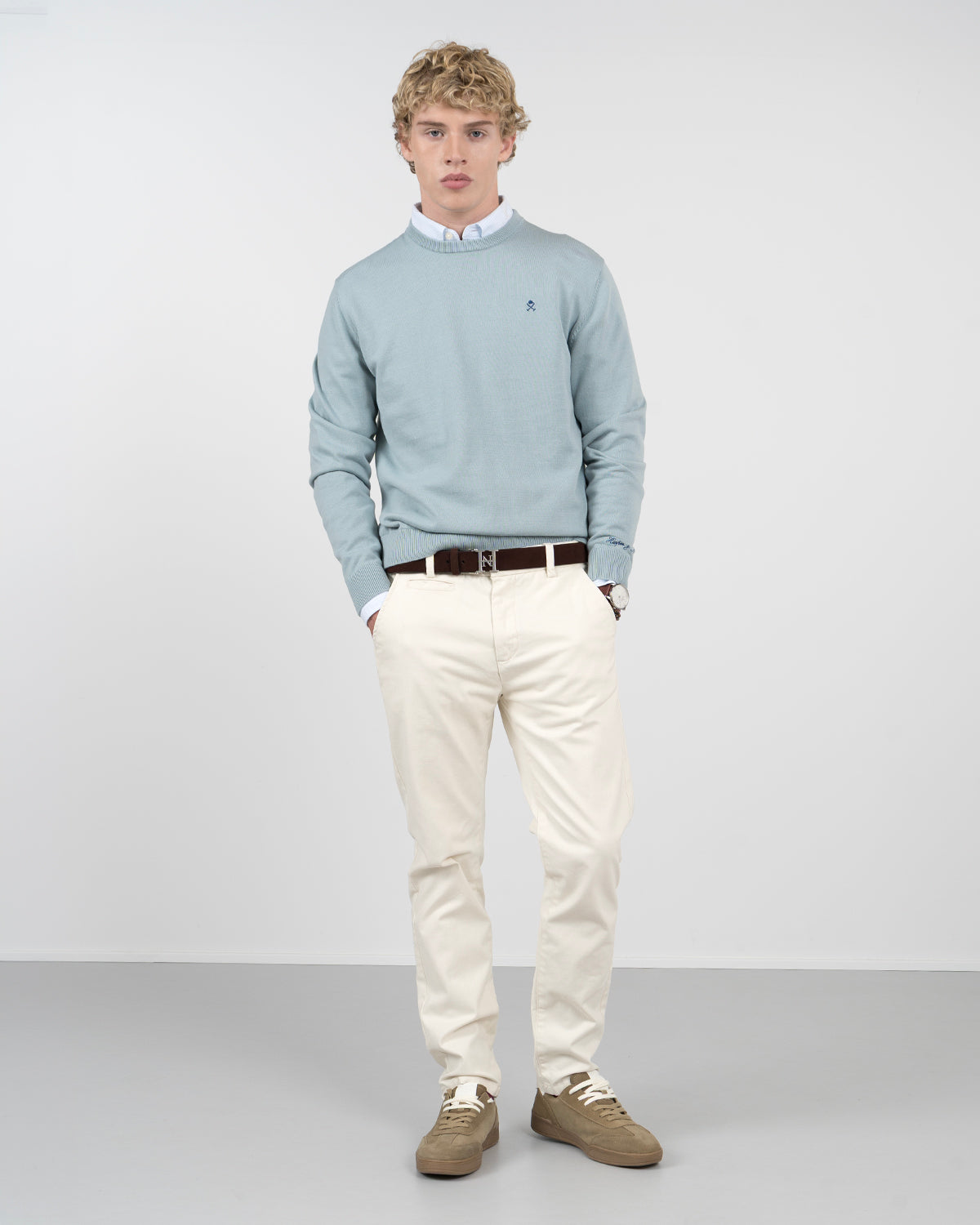 Jersey ICON COLORS de Harper & Neyer en azul cielo, vista frontal completa con chino crudo y sneakers