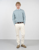 Jersey ICON COLORS de Harper & Neyer en azul cielo, vista frontal completa con chino crudo y sneakers