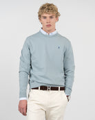 Jersey ICON COLORS de Harper & Neyer en algodón azul cielo, vista frontal con bordado de polo en azul marino