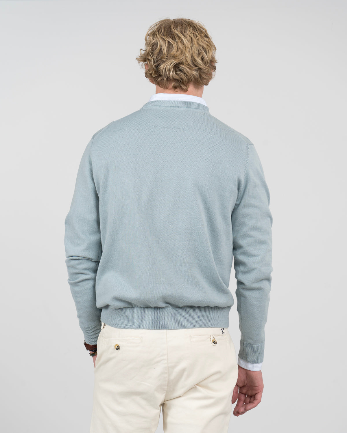 Jersey ICON COLORS en algodón azul cielo de Harper & Neyer, vista trasera con camisa oxford asomando en el cuello