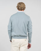 Jersey ICON COLORS en algodón azul cielo de Harper & Neyer, vista trasera con camisa oxford asomando en el cuello