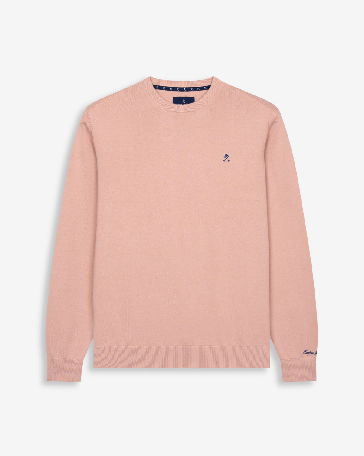 Jersey ICON COLORS de Harper & Neyer en algodón rosa empolvado, bodegón frontal con bordado azul marino en el pecho