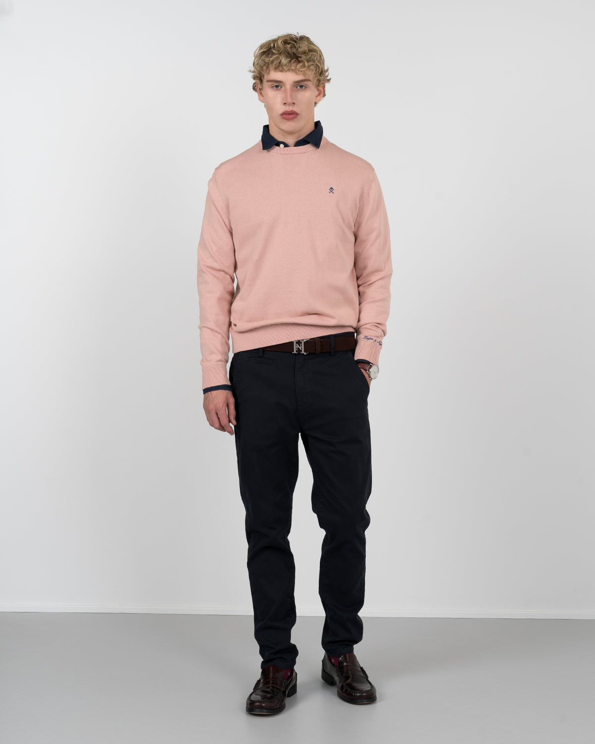 Jersey ICON COLORS de Harper & Neyer en rosa empolvado, vista frontal completa con chino azul marino y mocasines