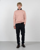 Jersey ICON COLORS de Harper & Neyer en rosa empolvado, vista frontal completa con chino azul marino y mocasines