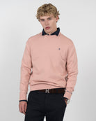 Jersey ICON COLORS de Harper & Neyer en algodón rosa empolvado, vista frontal con bordado de polo en azul marino