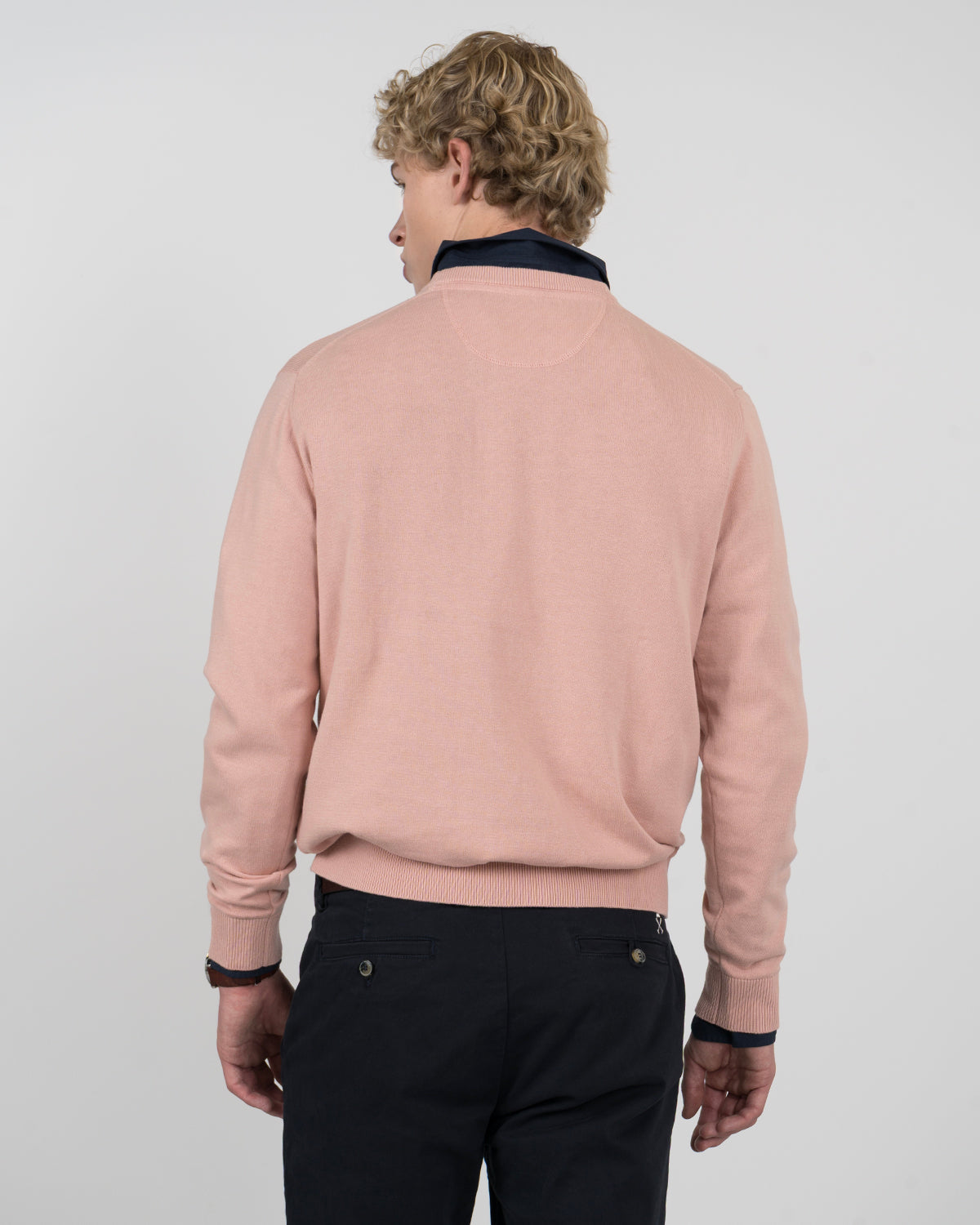 Jersey ICON COLORS en algodón rosa empolvado de Harper & Neyer, vista trasera con camisa azul marino asomando en el cuello