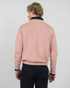 Jersey ICON COLORS en algodón rosa empolvado de Harper & Neyer, vista trasera con camisa azul marino asomando en el cuello