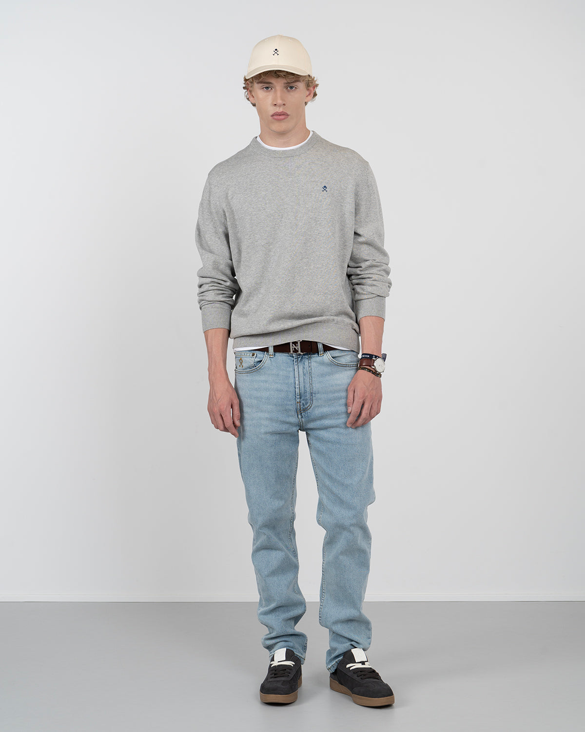 Jersey ICON de Harper & Neyer en gris jaspeado, vista frontal completa con vaquero claro y sneakers