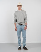 Jersey ICON de Harper & Neyer en gris jaspeado, vista frontal completa con vaquero claro y sneakers