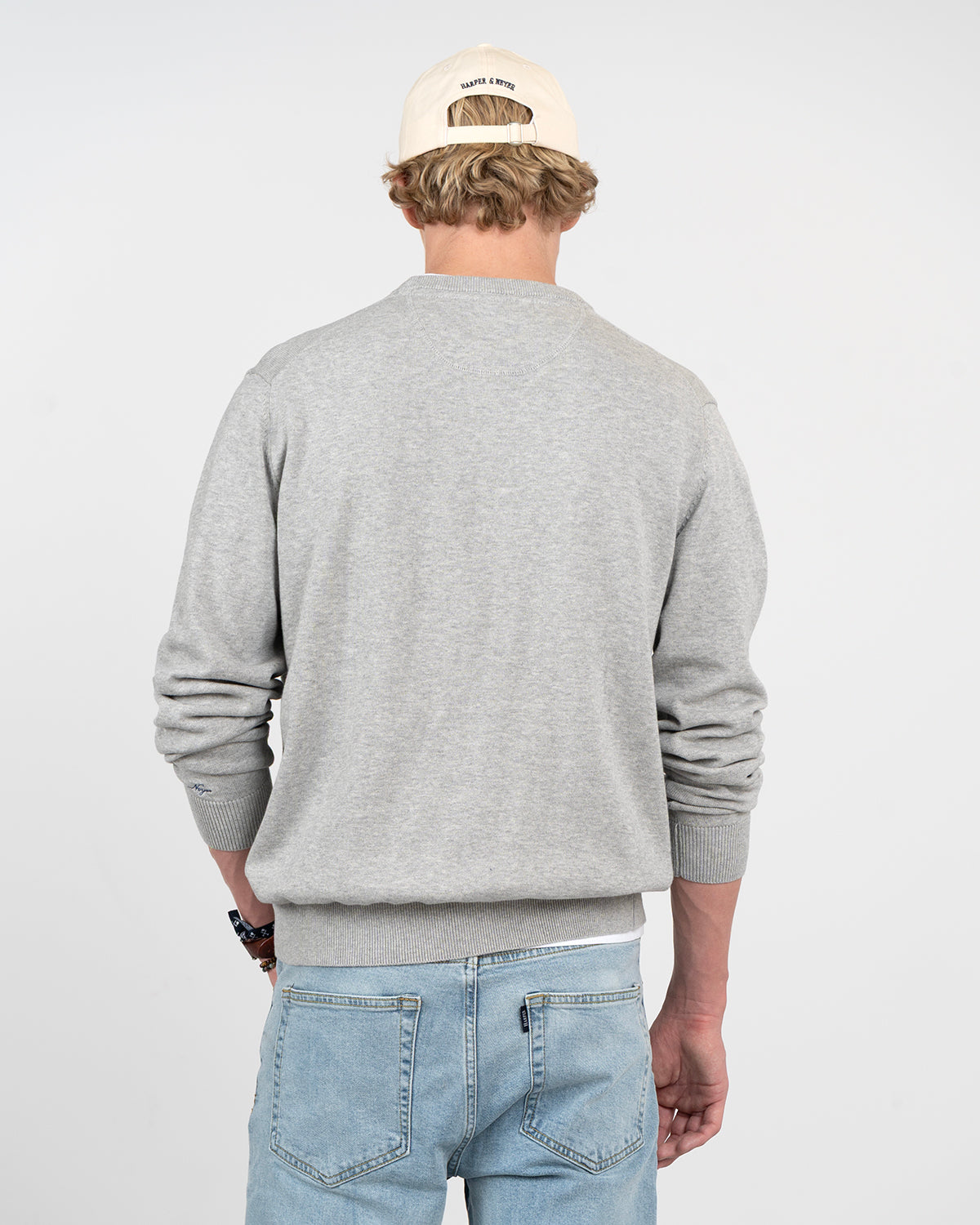 Jersey ICON en algodón gris jaspeado de Harper & Neyer, vista trasera con cuello redondo y vaquero azul