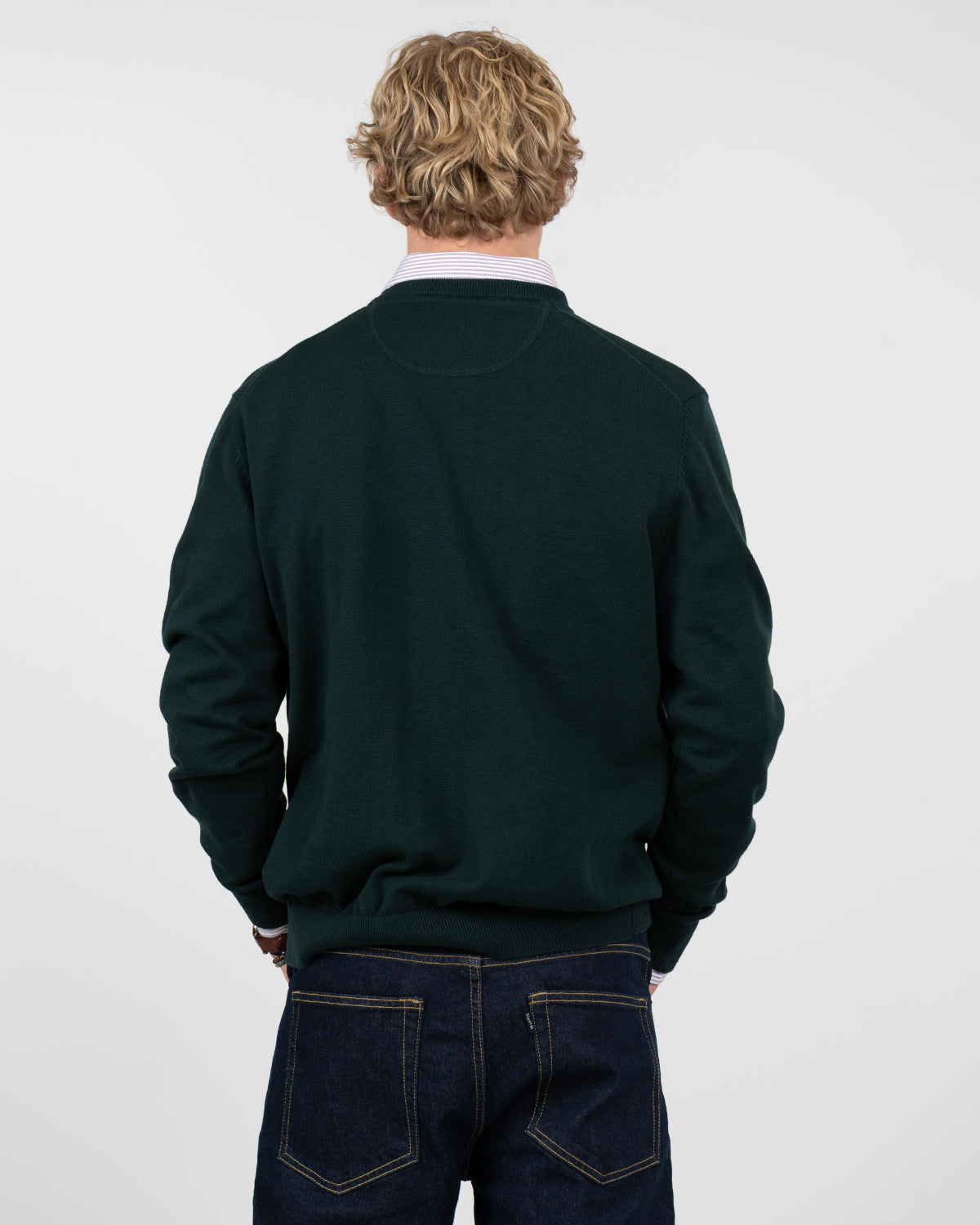 Jersey ICON en algodón verde botella de Harper & Neyer, vista trasera con camisa de rayas asomando en el cuello