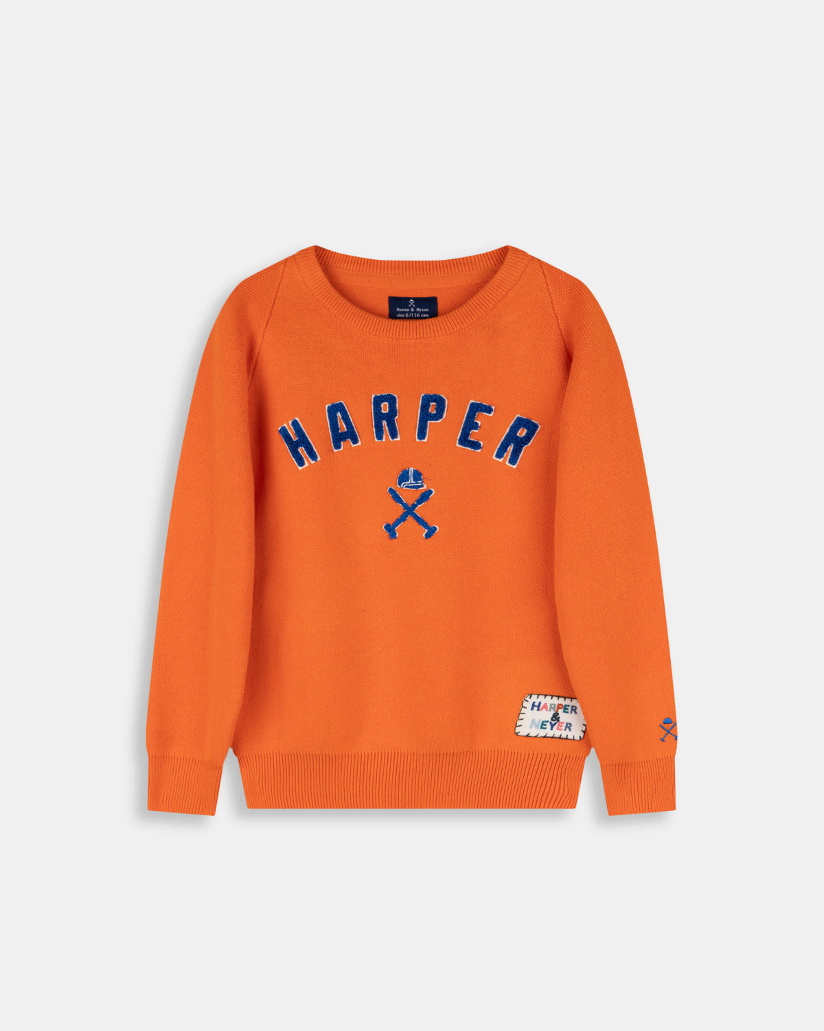 Jersey Retro Kids de Harper & Neyer en naranja vivo, bodegón frontal con lettering universitario