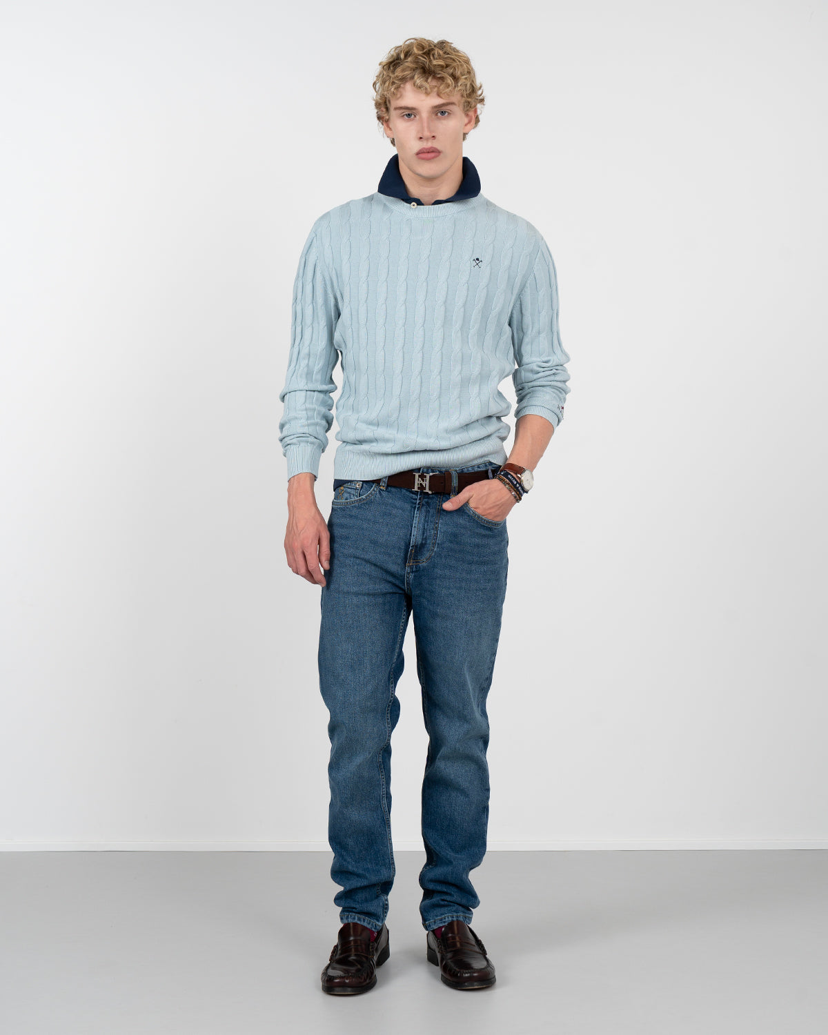 Jersey VICTORY de Harper & Neyer en azul cielo, vista frontal completa con vaquero y mocasines