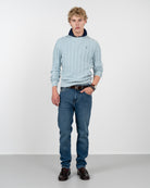 Jersey VICTORY de Harper & Neyer en azul cielo, vista frontal completa con vaquero y mocasines