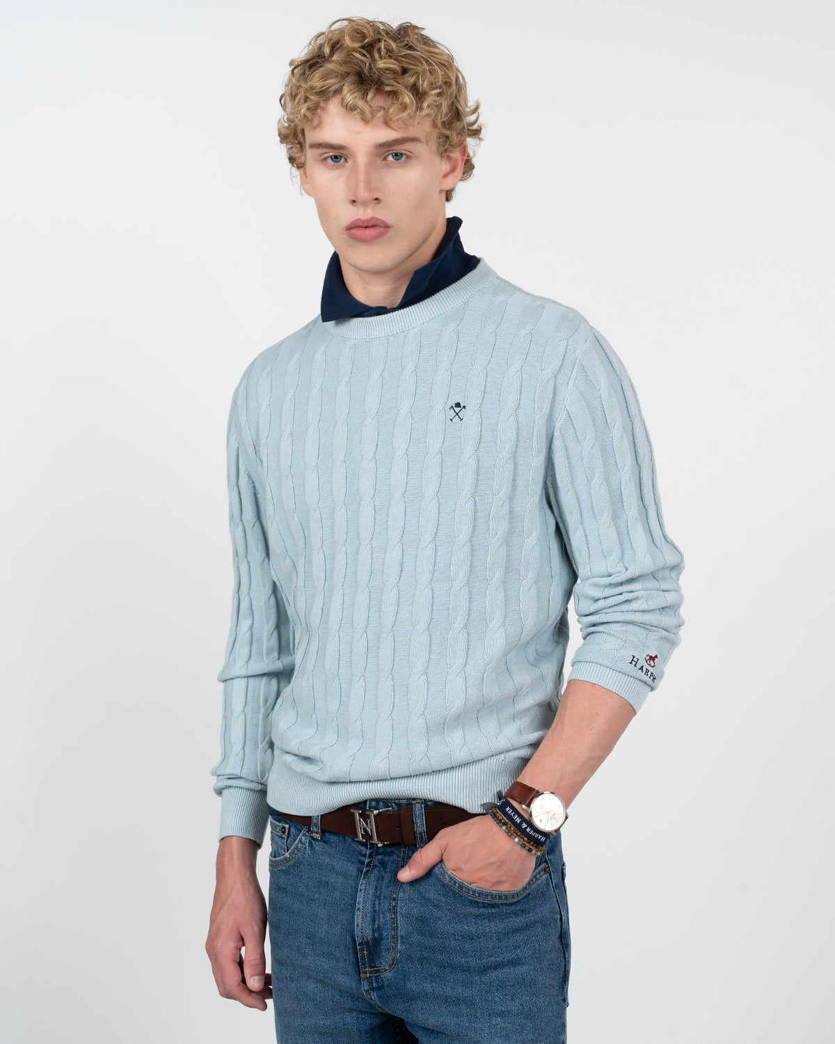 Jersey VICTORY de punto de ochos azul cielo de Harper & Neyer, vista frontal con bordado de polo en azul marino