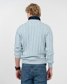 Jersey VICTORY de punto de ochos azul cielo de Harper & Neyer, vista trasera con cuello de polo marino asomando