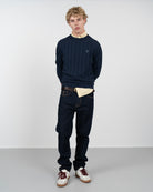 Jersey VICTORY de Harper & Neyer en azul marino, vista frontal completa con vaquero oscuro y sneakers