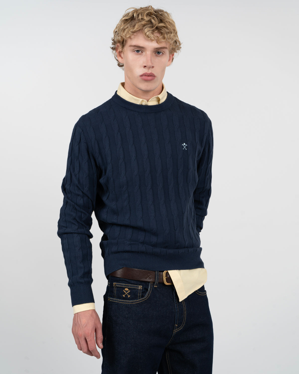 Jersey VICTORY de punto de ochos azul marino de Harper & Neyer, vista frontal con bordado de polo en blanco