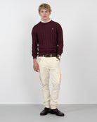 Jersey VICTORY de Harper & Neyer en burdeos, vista frontal completa con cargo crudo y mocasines