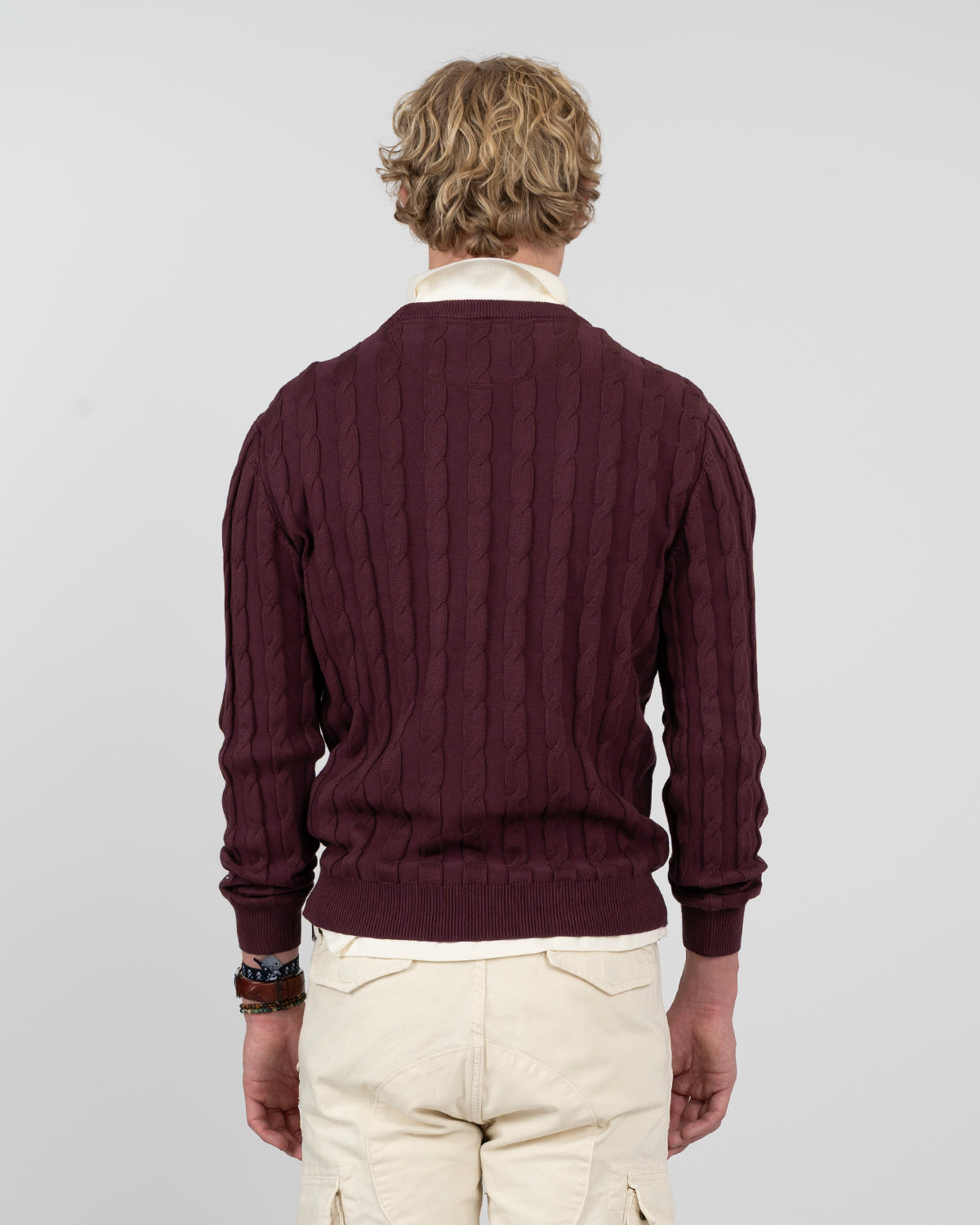 Jersey VICTORY de punto de ochos burdeos de Harper & Neyer, vista trasera con cuello crudo asomando