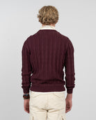 Jersey VICTORY de punto de ochos burdeos de Harper & Neyer, vista trasera con cuello crudo asomando