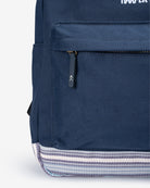 Detalle del bolsillo frontal y base de rayas étnicas de la mochila ETHNIC azul marino de Harper & Neyer
