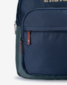 Detalle del bolsillo frontal y tirador burdeos con logo de la marca de la mochila PREPPY azul marino de Harper & Neyer
