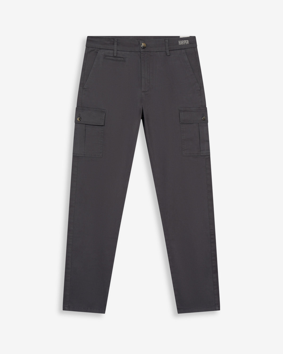 Pantalón cargo de Harper & Neyer en algodón antracita, vista frontal con bolsillos de solapa y logo bordado