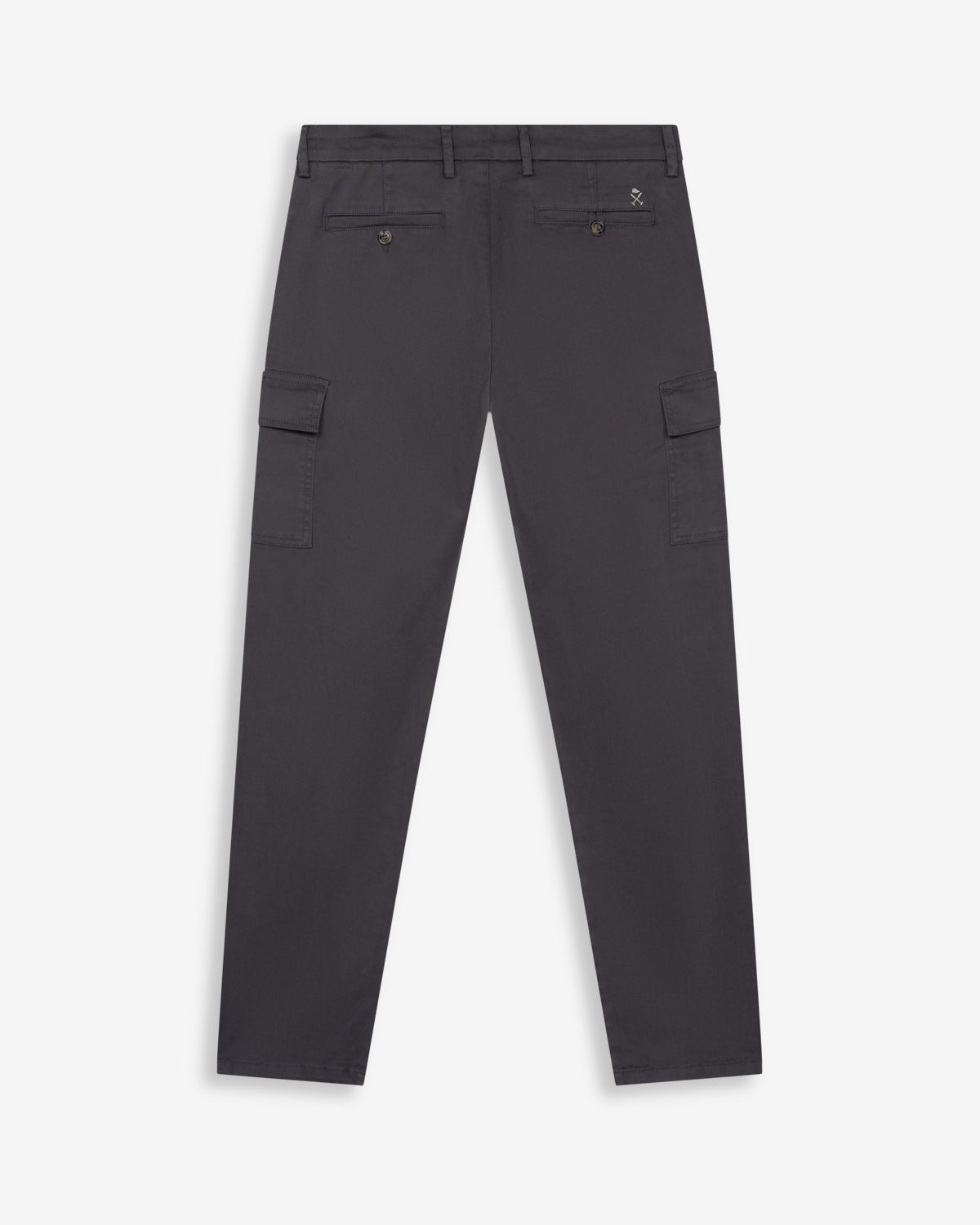 Pantalón cargo de Harper & Neyer en algodón antracita, vista trasera con bolsillos abotonados y logo bordado
