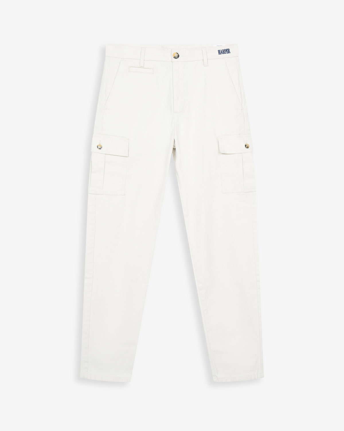 Pantalón cargo de Harper & Neyer en algodón blanco hueso, vista frontal con bolsillos de solapa y logo bordado