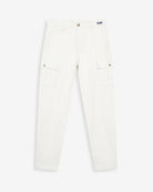 Pantalón cargo de Harper & Neyer en algodón blanco hueso, vista frontal con bolsillos de solapa y logo bordado
