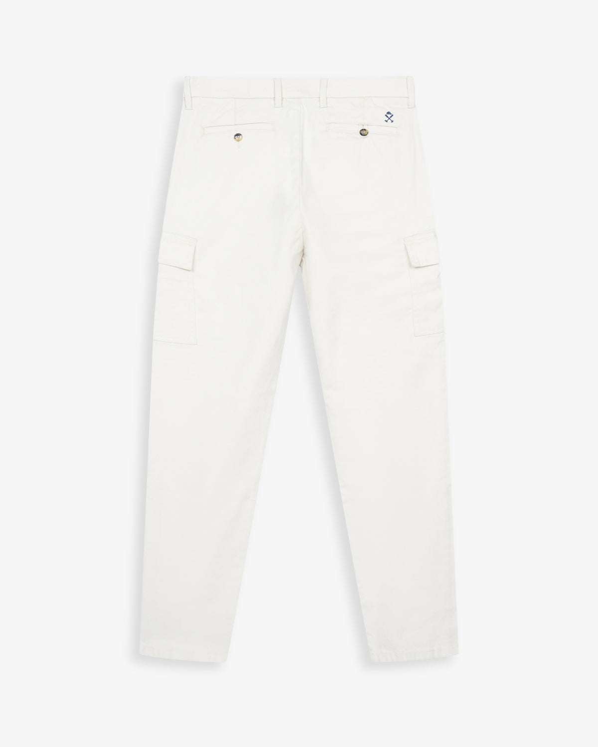Pantalón cargo de Harper & Neyer en algodón blanco hueso, vista trasera con bolsillos abotonados y logo bordado