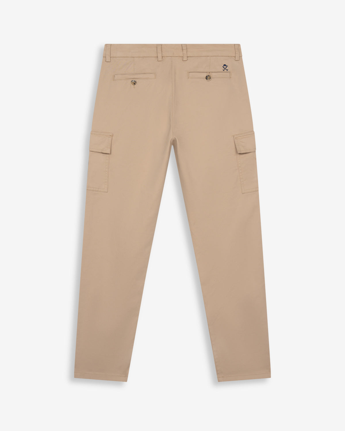 Pantalón cargo de Harper & Neyer en algodón camel, vista trasera con bolsillos abotonados y logo bordado