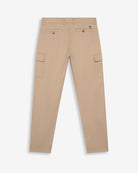 Pantalón cargo de Harper & Neyer en algodón camel, vista trasera con bolsillos abotonados y logo bordado