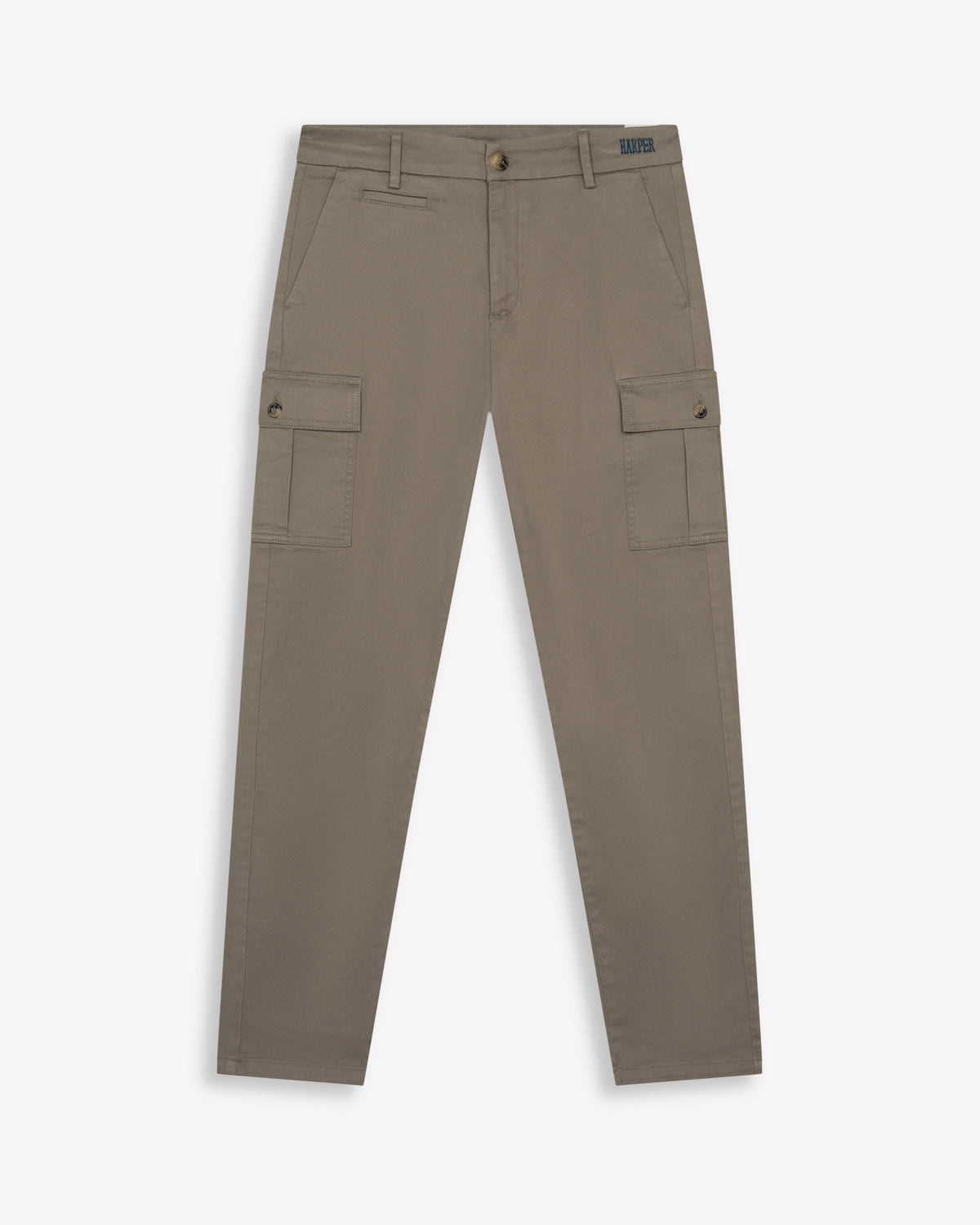 Pantalón cargo de Harper & Neyer en algodón verde musgo, vista frontal con bolsillos de solapa y logo bordado