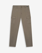 Pantalón cargo de Harper & Neyer en algodón verde musgo, vista frontal con bolsillos de solapa y logo bordado
