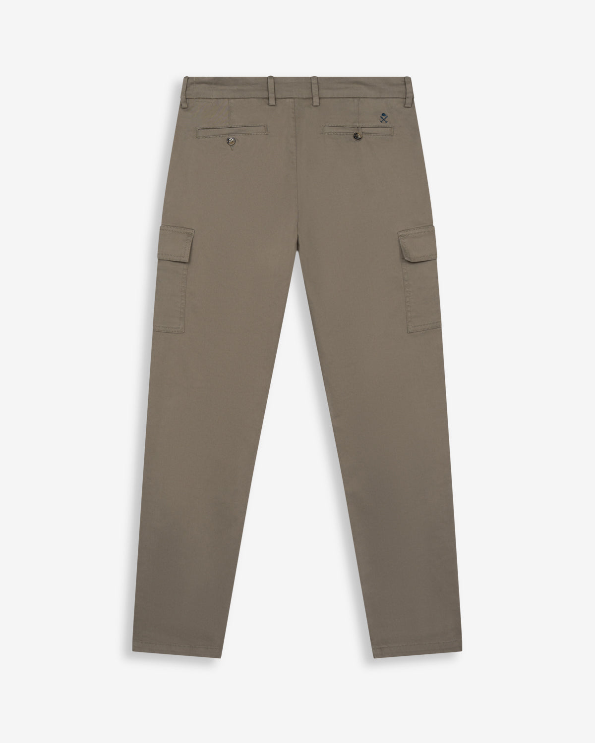 Pantalón cargo de Harper & Neyer en algodón verde musgo, vista trasera con bolsillos abotonados y logo bordado
