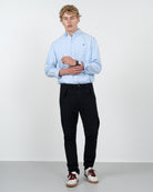 Pantalón cargo VICTORY de Harper & Neyer en azul marino, vista frontal completa con camisa oxford celeste